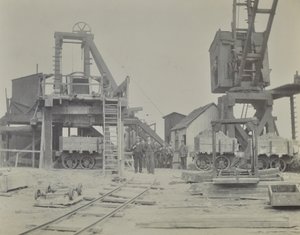 Tunnel di Blackwall: pozzo e operai durante la costruzione del tunnel, 1893 da English Photographer