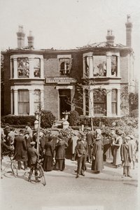 Pensione su Cromwell Road danneggiata in un raid di Zeppelin su Southend, Essex da English Photographer