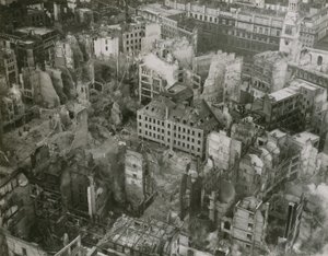 Danni da bomba visti dalla cima della Cattedrale di San Paolo