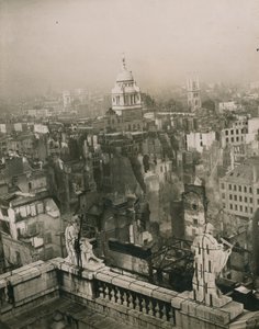 Danni da bomba visti dalla cima della Cattedrale di San Paolo da English Photographer