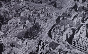 Rovine bombardate di Berlino, Germania, Seconda Guerra Mondiale da English Photographer