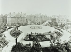 Boundary Estate: Arnold Circus, vista dei giardini pubblici e degli appartamenti, Londra da English Photographer