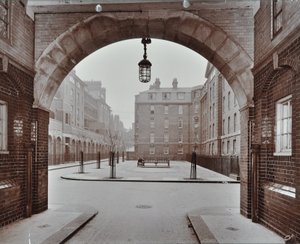 Bourne Estate: Kirkeby Buildings, Londra da English Photographer