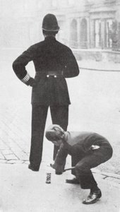 Ragazzo che fa uno scherzo a un poliziotto