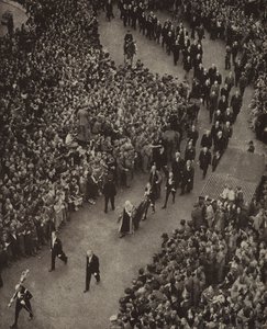 Il Primo Ministro britannico Winston Churchill e il suo gabinetto camminano verso la Chiesa di St Margaret, Westminster, per un servizio di ringraziamento per la liberazione dalla minaccia di invasione della Germania nazista, 8 maggio 1945 da English Photographer