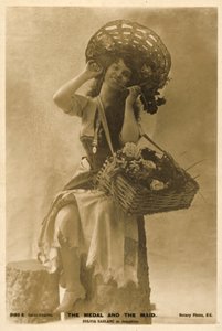 Attrice britannica Sylvia Sablanc come Josephine in The Medal and the Maid
