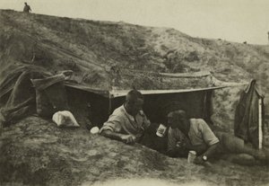 Soldati britannici fuori servizio in un campo a Tel-el-Jemi, Palestina, ottobre 1917 da English Photographer