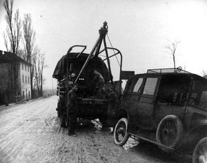 Soldati britannici che trainano un veicolo a motore in Italia durante la Prima Guerra Mondiale da English Photographer