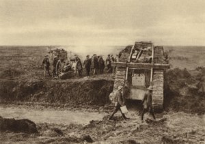 Squadrone di carri armati britannici che passa posizioni di artiglieria a Graincourt sulla strada per attaccare Bourlon Wood, Battaglia di Cambrai, Francia, Prima Guerra Mondiale, novembre 1917 da English Photographer