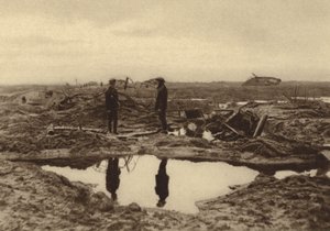 Carri armati britannici impantanati nel fango prima di raggiungere le linee tedesche a Ypres, Belgio, Prima Guerra Mondiale da English Photographer