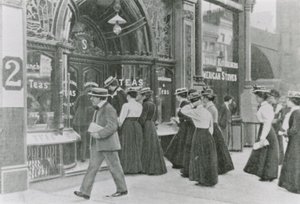 Festa in giardino a Buckingham Palace, 1911 da English Photographer