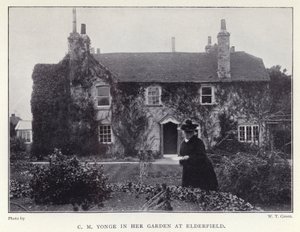 C M Yonge nel suo giardino a Elderfield da English Photographer
