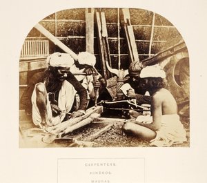 Falegnami, indù, Madras, da The People of India, di J. Forbes Watson, pubblicato 1868 (albumen print) da English Photographer