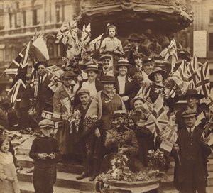 Celebrazione della vittoria nella Prima Guerra Mondiale a Piccadilly Circus, Londra da English Photographer