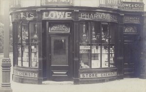 Charles Lowe & Co Farmacia, Newbury, Berkshire da English Photographer
