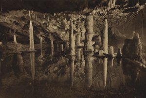Grotte di Cheddar: Pilastri di stalagmite, un bel gruppo riflesso (foto b/n)