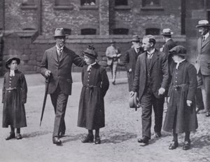 Ospedale e biblioteca di Chetham, Manchester: Visita del generale Smuts, 7 luglio 1919 da English Photographer