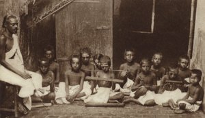 Bambini e il loro insegnante in una scuola in India (foto b/n) da English Photographer