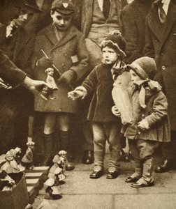 Bambini che si affollano intorno a un venditore ambulante, Holborn