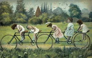 Bambini su una bicicletta a quattro ruote