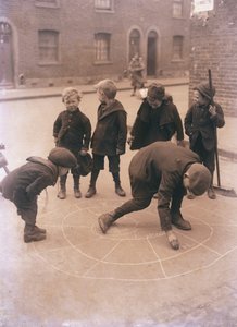 Bambini che giocano nelle strade di Londra da English Photographer