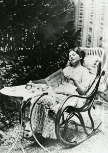 Christabel Pankhurst (1881-1969) che legge una copia di The Suffragette c.1905-14 da English Photographer