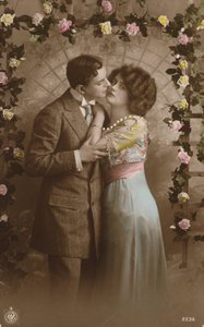 Coppia sotto un arco di rose da English Photographer
