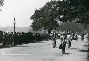 Ciclismo a Hyde Park, c.1895 da English Photographer