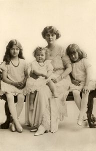Daphne du Maurier da bambina (foto b/n) da English Photographer