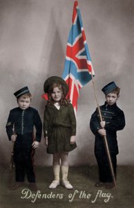 Difensori della Bandiera, tre bambini in uniforme con la Union Jack da English Photographer