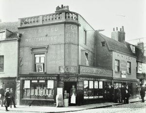 Deptford Broadway: scena di strada con facciate di negozi, Londra, 1897 da English Photographer