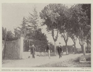 Detective che sorvegliano la Villa Marie a Carpentras, attuale residenza della famiglia Dreyfus da English Photographer