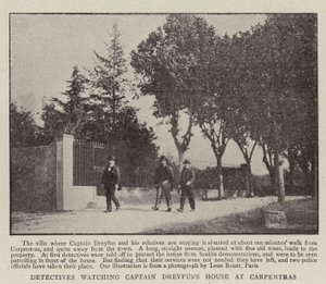 Detective che sorvegliano la Casa del Capitano Dreyfus a Carpentras da English Photographer