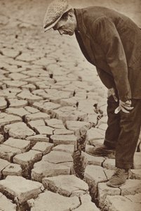Serbatoio prosciugato a Kettering, Northamptonshire, durante la siccità del 1934 (foto b/n) da English Photographer
