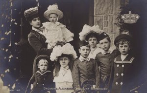 Regina Alexandra con i suoi nipoti (foto in b/n)