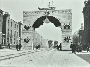 East India Dock Road: arco temporaneo, Giubileo di Diamante di Vittoria, 1897 da English Photographer