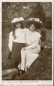 Ellaline Terriss, attrice e cantante inglese con sua figlia, Mabel da English Photographer