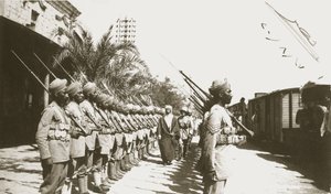 Emiro Faisal alla stazione di Lydda, Palestina, con Sir Herbert Samuel, 1920 da English Photographer