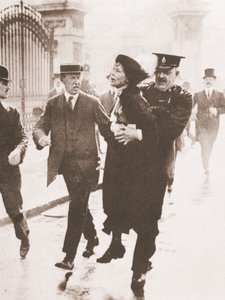 Arresto di Emmeline Pankhurst fuori da Buckingham Palace, mentre cercava di presentare una petizione al re, 21 maggio 1914 da English Photographer