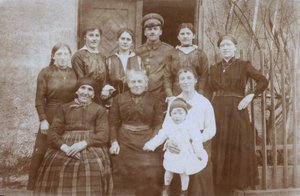 Soldato inglese, Prima Guerra Mondiale, con gruppo di locali, Europa settentrionale, probabilmente Francia (foto in bianco e nero)