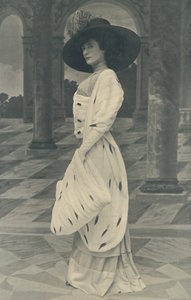 Mantella di ermellino, realizzata con ermellino su entrambi i lati, con grande manicotto abbinato, anche realizzato in scoiattolo da English Photographer