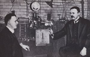 Ernest Rutherford e Hans Geiger nel laboratorio di fisica dell