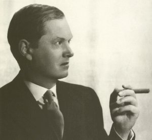 Evelyn Waugh, ritratto, che fuma un sigaro da English Photographer