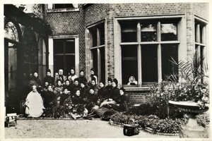 Florence Nightingale, Sir Harry e Lady Verney, e infermiere Nightingale a Claydon House, 1886 da English Photographer