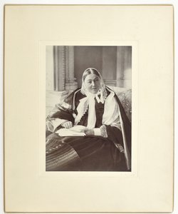 Florence Nightingale, seduta su un divano nella Blue Room a Claydon House, 1891 da English Photographer