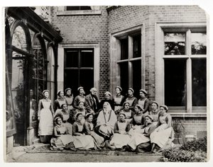 Florence Nightingale con Sir Harry Verney e Miss Crossland, al centro di un gruppo di infermiere a Claydon House, 1886 da English Photographer