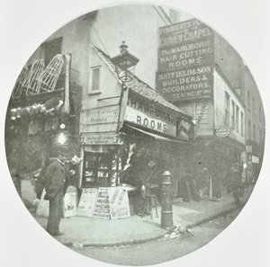 Fouberts Place, Westminster LB: vicino a Kingly Street, 1890 da English Photographer
