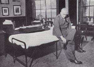 Generale Sir Edmund Ironside, Capo dello Stato Maggiore Imperiale, nel suo ufficio al Ministero della Guerra, dove dormiva frequentemente durante la Seconda Guerra Mondiale, 1939-1940
