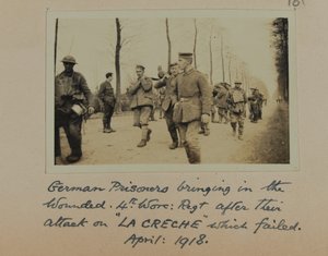 Prigionieri tedeschi che portano i feriti, 4° Reggimento del Worcestershire dopo il loro attacco a La Creche che fallì, aprile 1918 da English Photographer