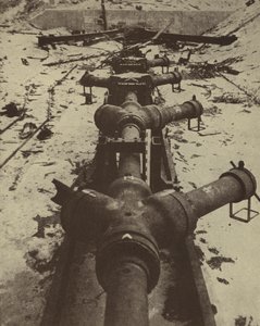 Arma segreta tedesca destinata a sparare proiettili su Londra da tubi scavati nelle scogliere della costa francese, scoperta dalle forze alleate avanzando dopo lo sbarco in Normandia, Seconda Guerra Mondiale da English Photographer